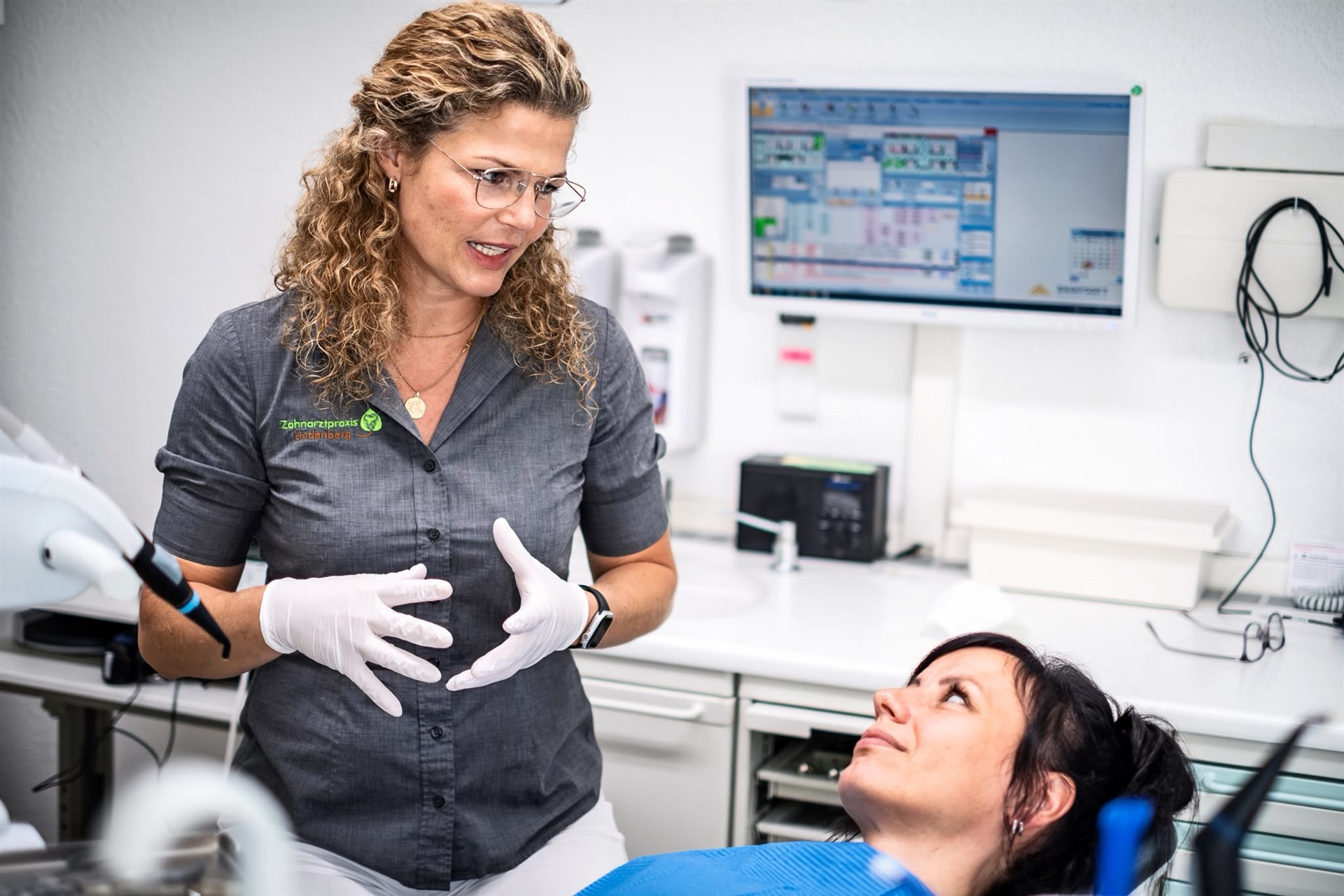 Julia Richter im Gespräch mit einer Patientin