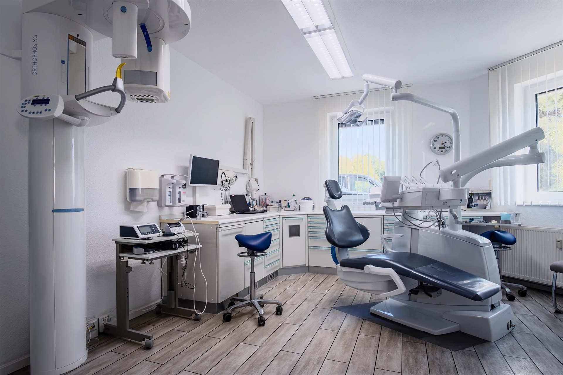 Behandlungszimmer mit digitaler Röntgentechnik