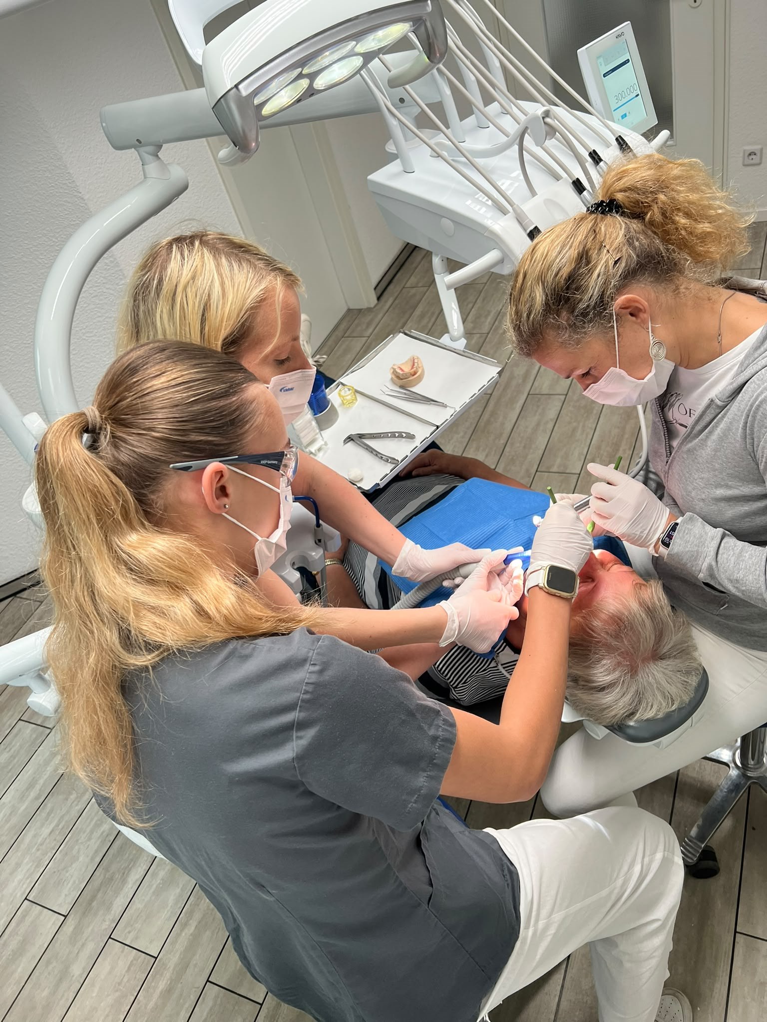 Eingespieltes Praxisteam während einer Behandlung
