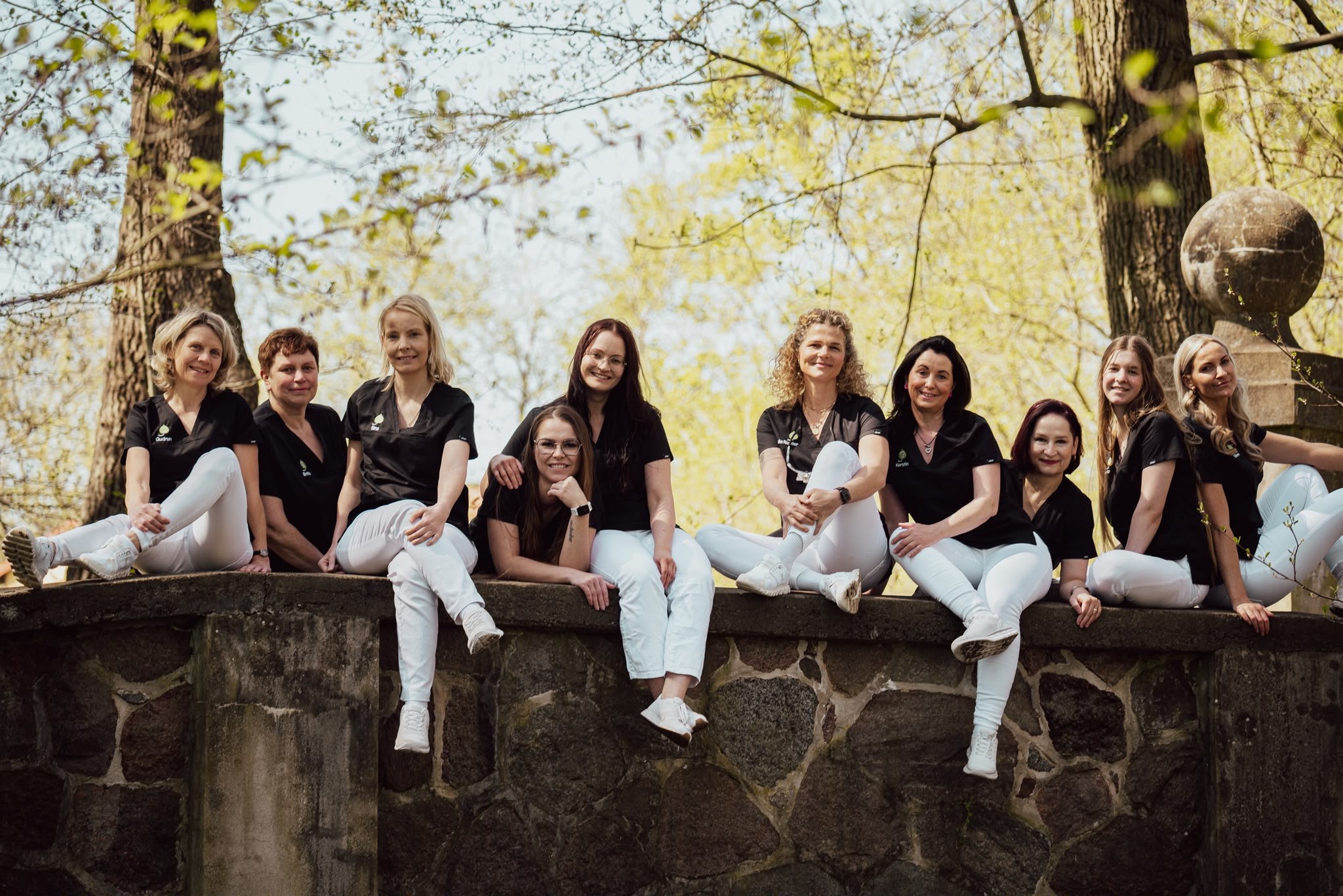 Das Team der Zahnarztpraxis Lindenberg bei einer gemeinsamen Aufnahme im Grünen